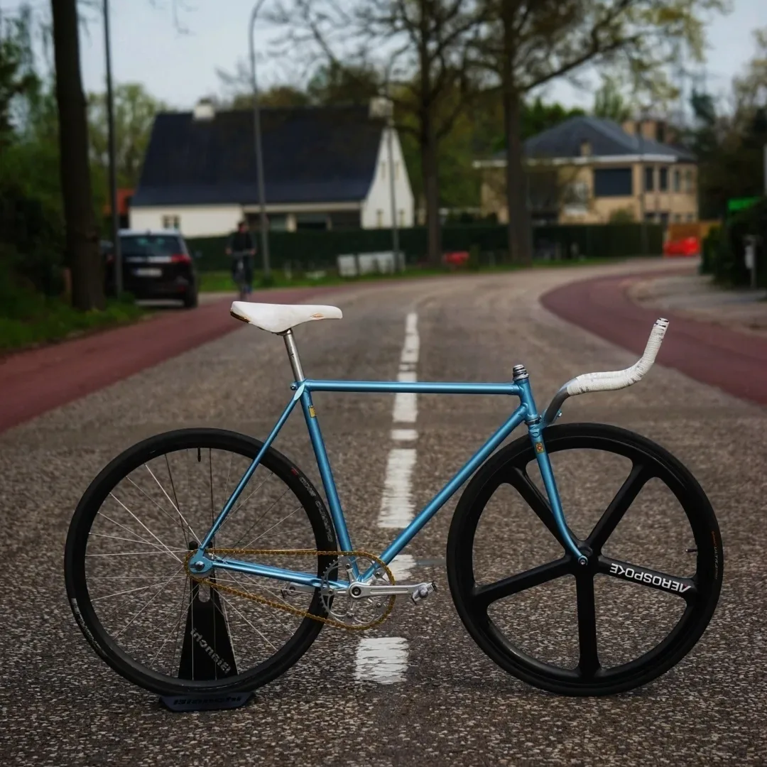 Lichtblauwe fixie met Aerospoke-wiel op de weg