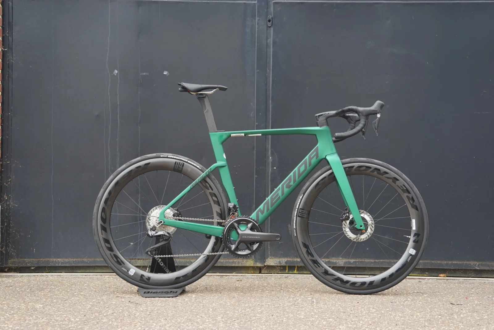 Merida Reacto racefiets voor de poort van de winkel