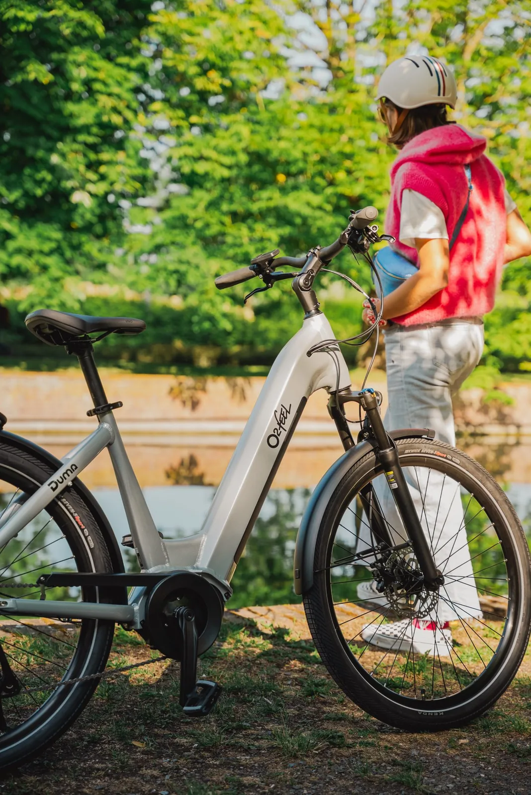 O2feel Duma e-bike aan het water in het park