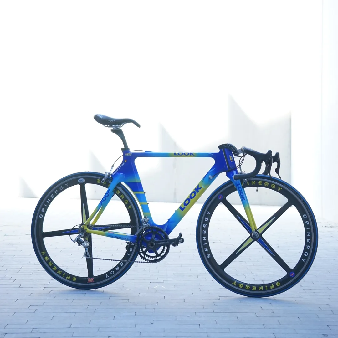 Blauw-gele LOOK koersfiets met Spinergy-wielen