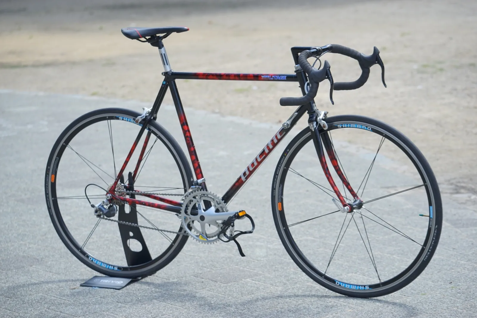 Klassieke Pacific koersfiets met rood-zwart frame